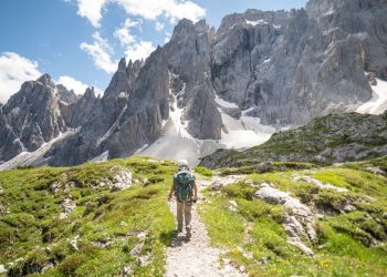 Randonneur sur un sentier alpin dans les Dolomites