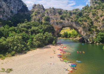 Kayaks au Pont d’Arc dans les Gorges de l’Ardèche