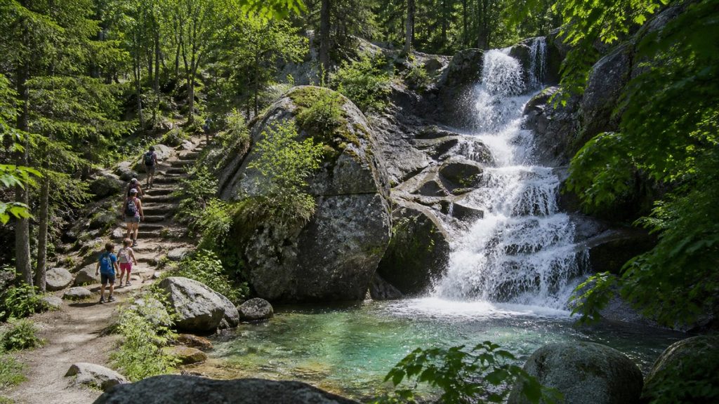 Cascade pyrénéenne accessible par un sentier familial, illustration