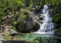 Cascade pyrénéenne accessible par un sentier familial, illustration