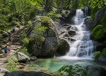Cascade pyrénéenne accessible par un sentier familial, illustration
