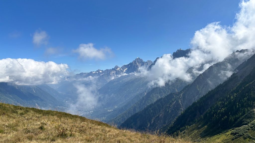Vue sur le massif du Mont-Blanc depuis un paysage alpin