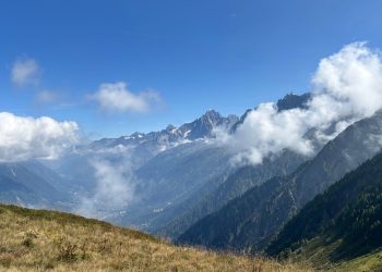 Vue sur le massif du Mont-Blanc depuis un paysage alpin