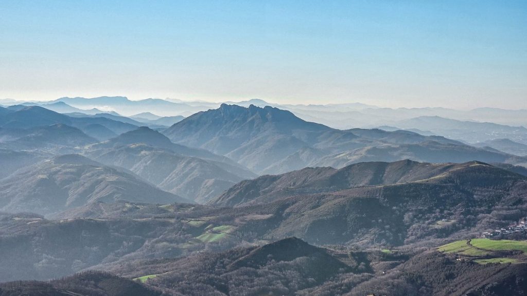 Paysage montagneux verdoyant du Pays basque, photo d’illustration