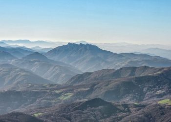 Paysage montagneux verdoyant du Pays basque, photo d’illustration