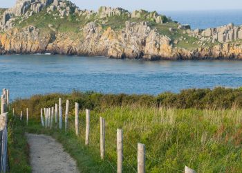 Sentier côtier breton entre lande, rochers et mer