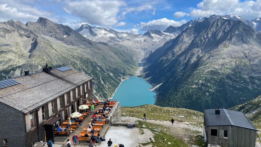 Refuge de montagne fréquenté par des randonneurs, photo d’illustration