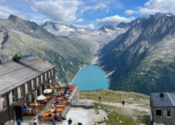 Refuge de montagne fréquenté par des randonneurs, photo d’illustration