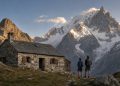 Père et fils devant un refuge alpin restauré, illustration