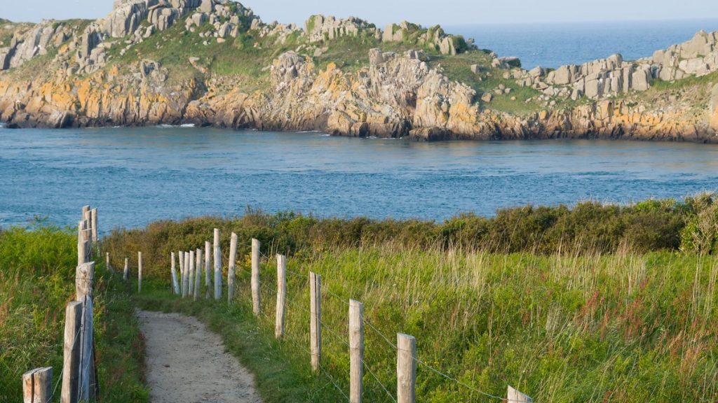 Sentier côtier breton entre lande et mer
