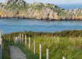 Sentier côtier breton entre lande et mer