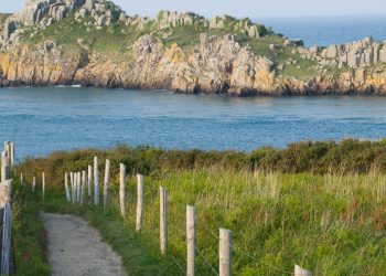 Sentier côtier breton entre lande et mer