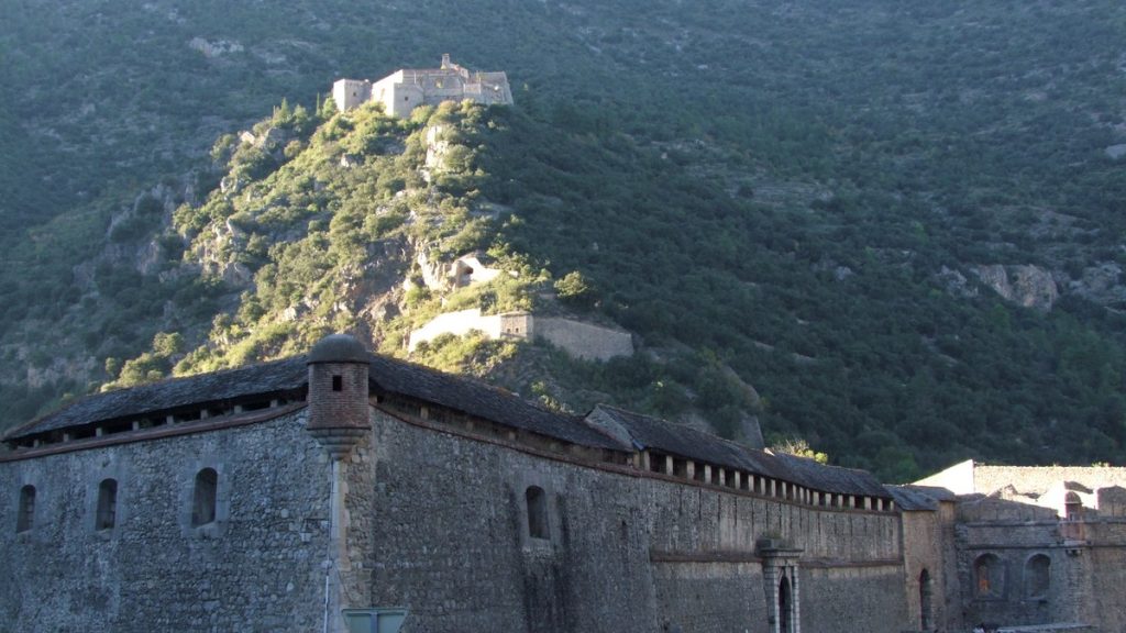 Remparts de Villefranche-de-Conflent et Fort Libéria perché au-dessus de la vallée