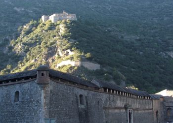 Remparts de Villefranche-de-Conflent et Fort Libéria perché au-dessus de la vallée