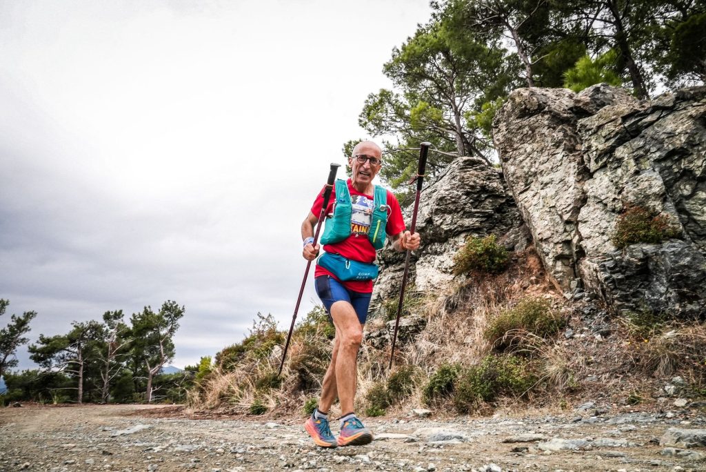 Faut-il courir avec des bâtons en trail ? Le vrai guide pour savoir quand ils vous aident… et quand ils vous ralentissent
