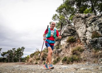Faut-il courir avec des bâtons en trail ? Le vrai guide pour savoir quand ils vous aident… et quand ils vous ralentissent