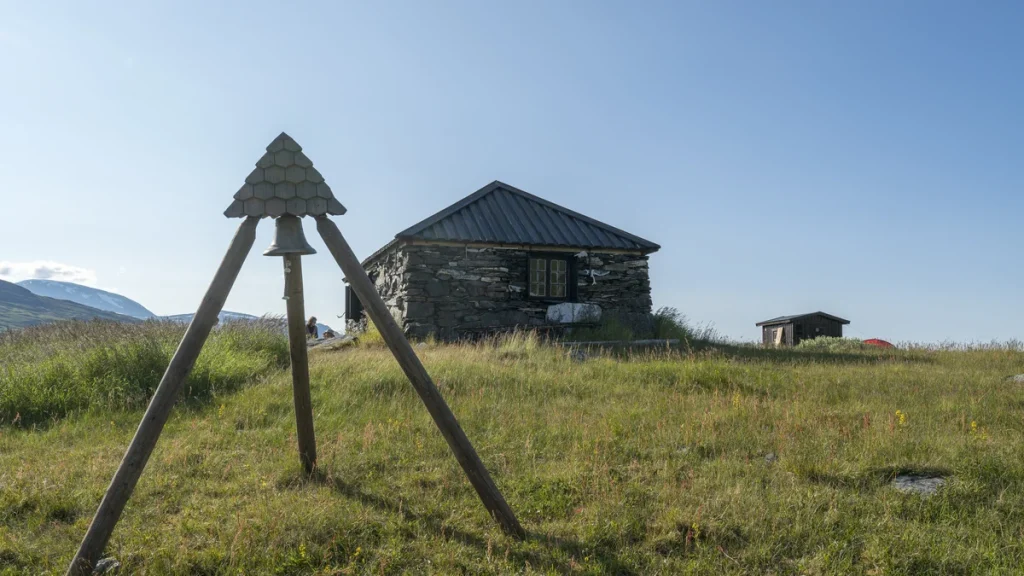 La chapelle d’Alkavare et sa cloche dans les montagnes de Laponie suédoise