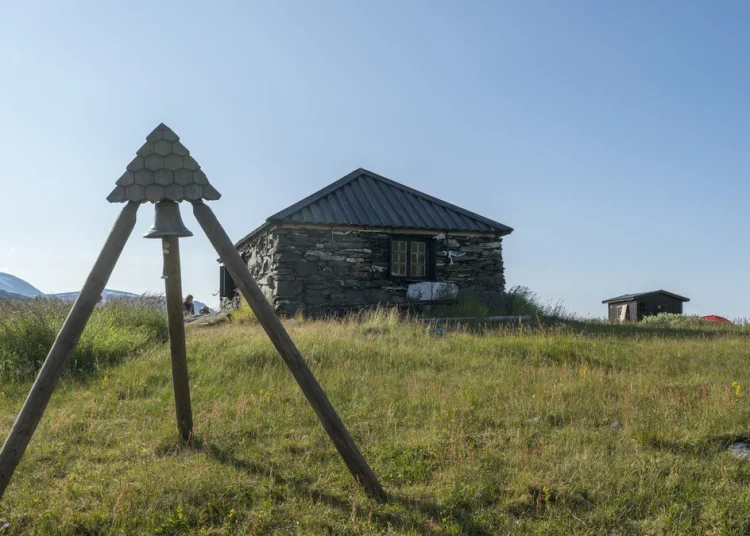 La chapelle d’Alkavare et sa cloche dans les montagnes de Laponie suédoise
