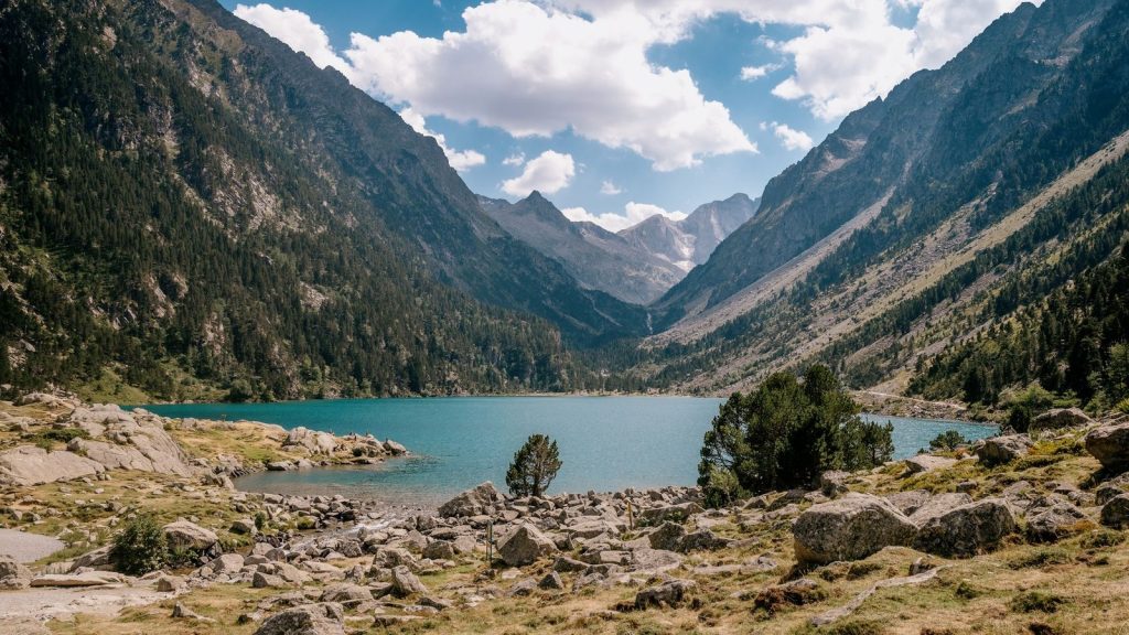 Pyrénées : pourquoi ce panneau vous demande de ne pas jeter de pierres dans l’étang