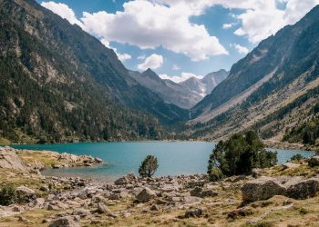 Pyrénées : pourquoi ce panneau vous demande de ne pas jeter de pierres dans l’étang