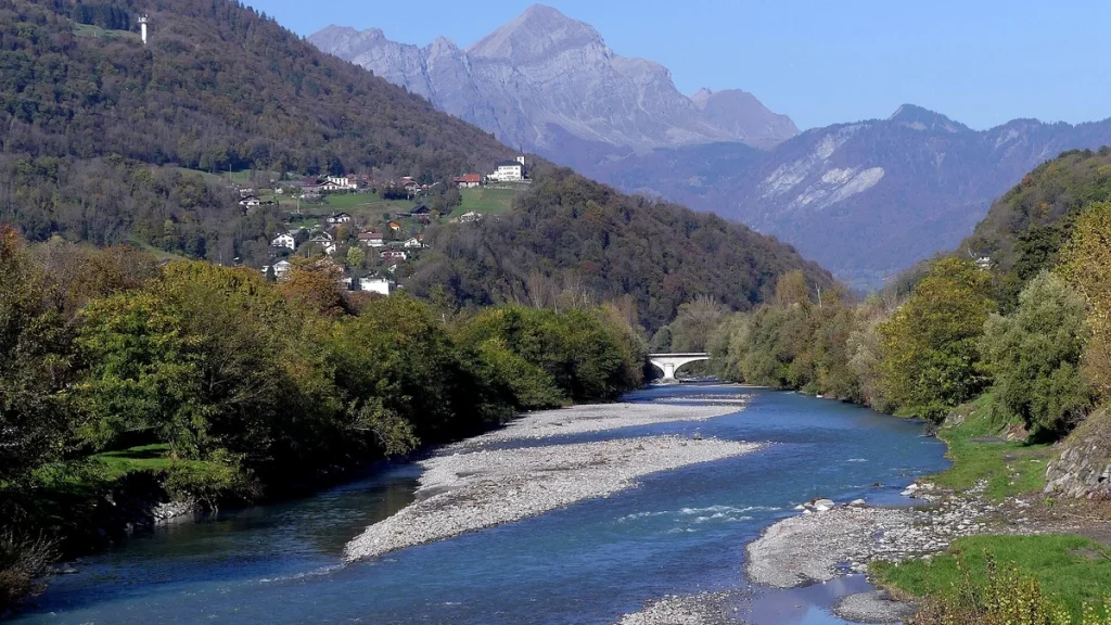 L’Arly à Albertville avec le Mont Charvin et les montagnes en arrière-plan en automne