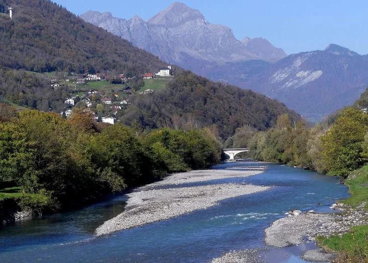 L’Arly à Albertville avec le Mont Charvin et les montagnes en arrière-plan en automne