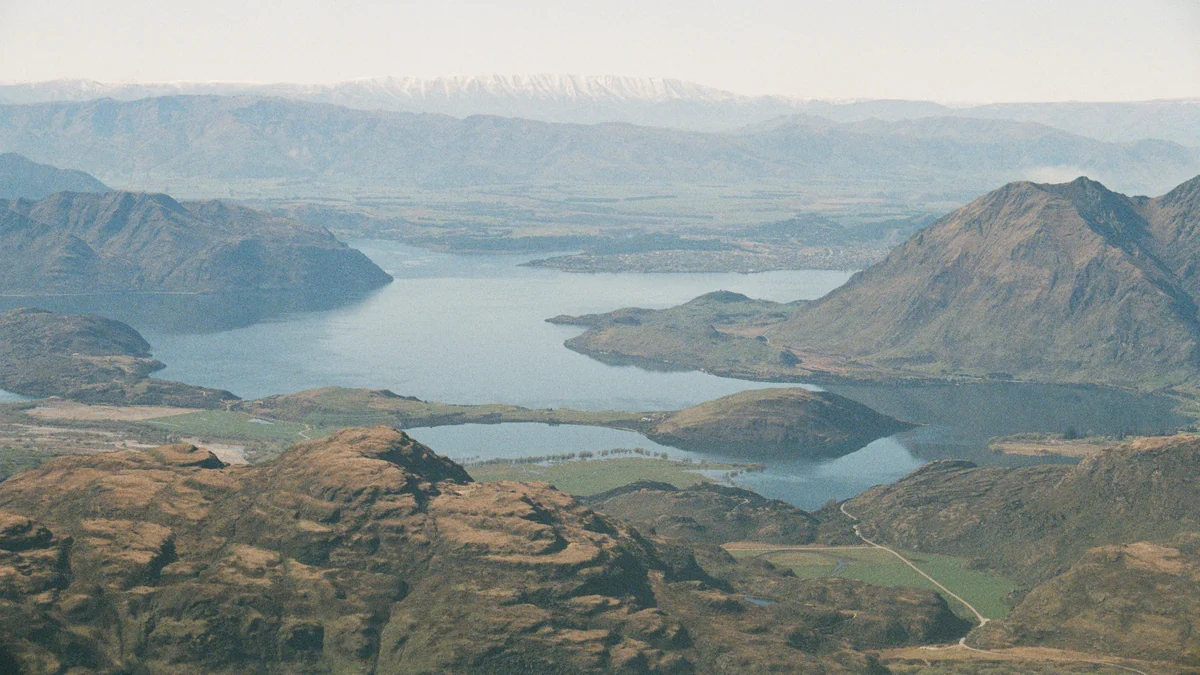Le lac Wānaka entouré de montagnes en Nouvelle-Zélande