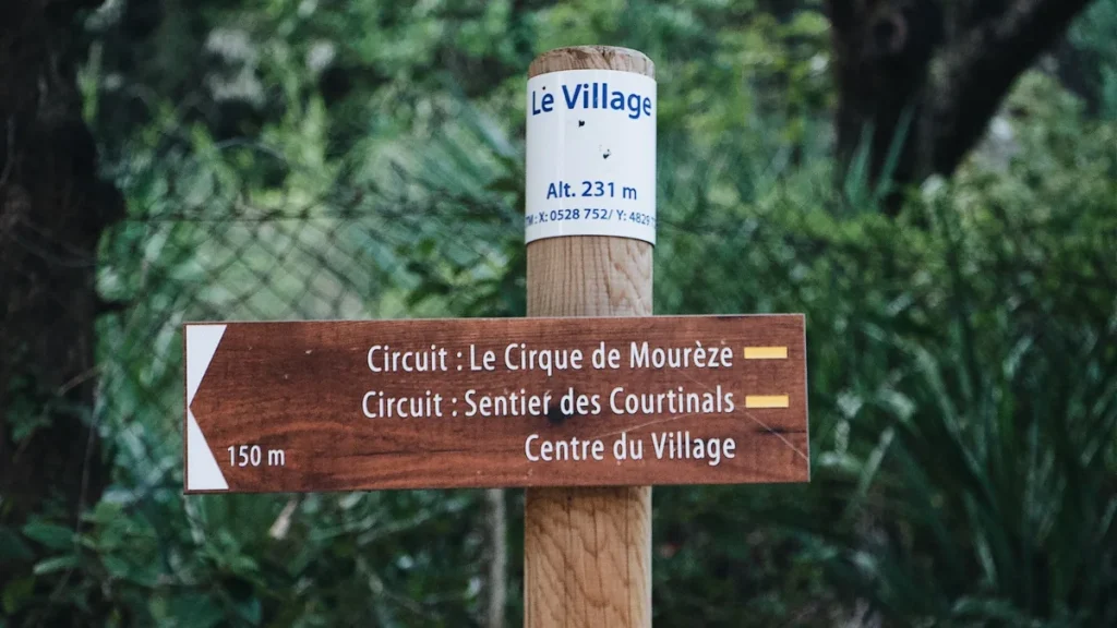 Panneau de balisage sur un sentier de randonnée français