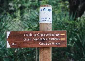 Panneau de balisage sur un sentier de randonnée français