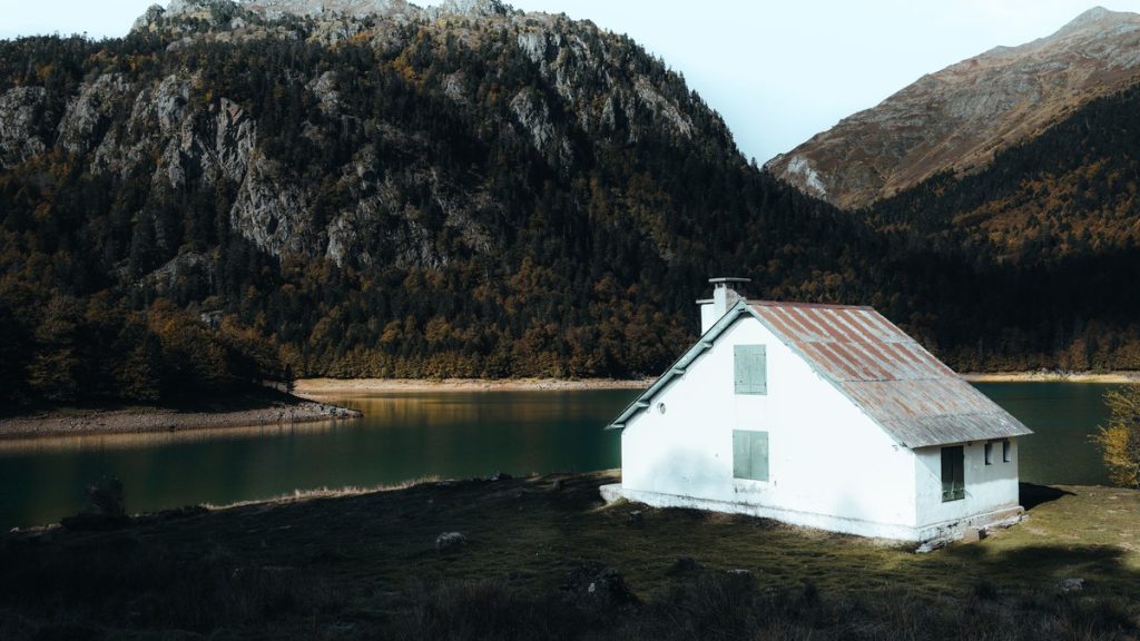 Cabane de montagne au bord d’un lac, illustration générale qui ne montre pas le refuge de l’Étang Fourcat