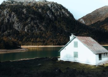 Cabane de montagne au bord d’un lac, illustration générale qui ne montre pas le refuge de l’Étang Fourcat