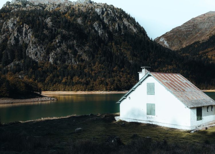 Cabane de montagne au bord d’un lac, illustration générale qui ne montre pas le refuge de l’Étang Fourcat