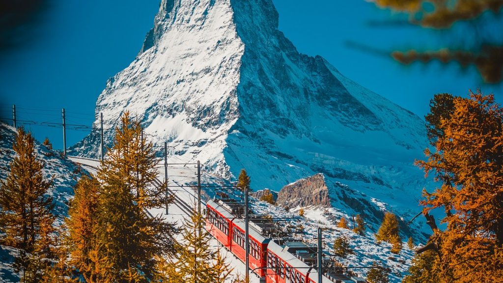 Train du Gornergrat circulant devant le Cervin dans les Alpes suisses