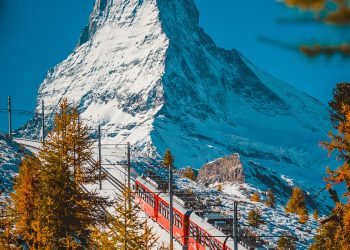 Train du Gornergrat circulant devant le Cervin dans les Alpes suisses
