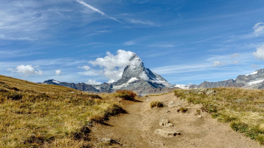 Vue générale du Cervin et d’un sentier, photo d’illustration