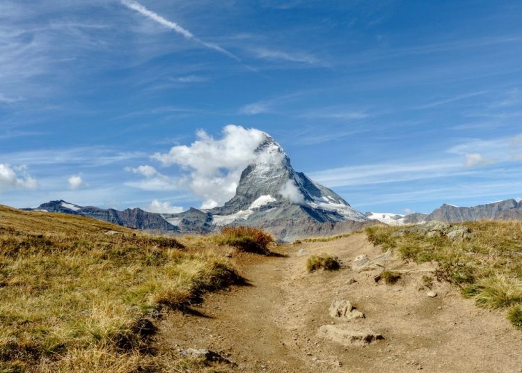 Vue générale du Cervin et d’un sentier, photo d’illustration