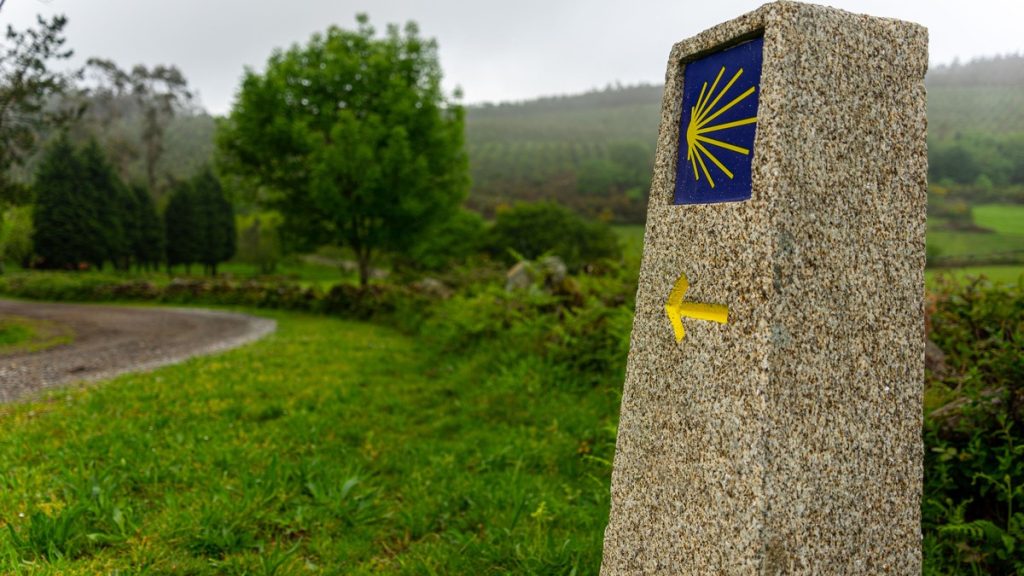 Borne portant la coquille et la flèche du chemin de Compostelle