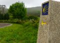 Borne portant la coquille et la flèche du chemin de Compostelle