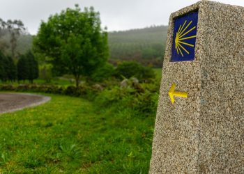 Borne portant la coquille et la flèche du chemin de Compostelle