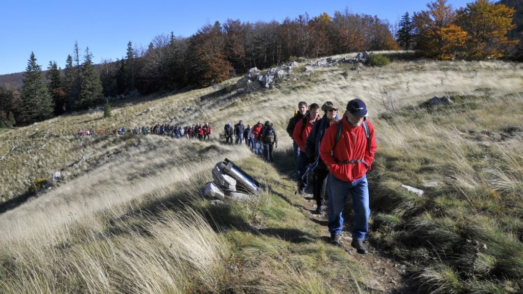 Colonne de randonneurs sur le sentier Premužić dans le massif croate du Velebit