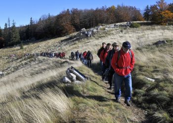 Colonne de randonneurs sur le sentier Premužić dans le massif croate du Velebit