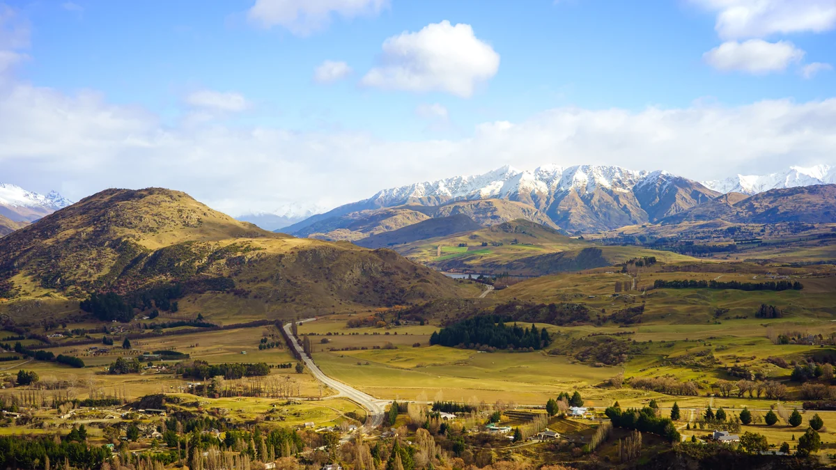 Paysage rural et montagnes enneigées près de Queenstown en Nouvelle-Zélande