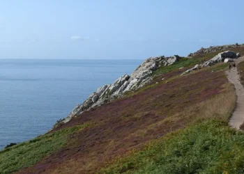 Sentier côtier à Camaret-sur-Mer en Bretagne