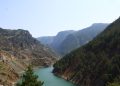 Rivière traversant une gorge encaissée aux versants boisés