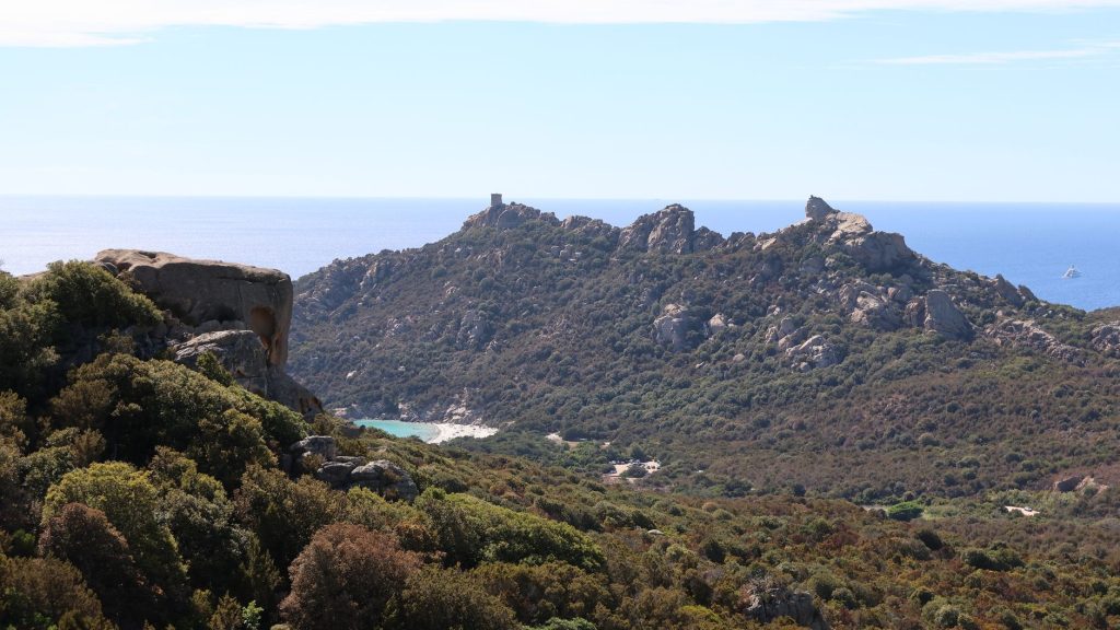 Montagne granitique corse dominant la mer sous un ciel dégagé