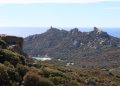 Montagne granitique corse dominant la mer sous un ciel dégagé