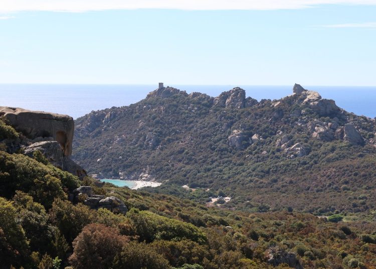 Montagne granitique corse dominant la mer sous un ciel dégagé