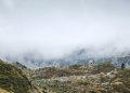 Refuge de montagne isolé dans la brume au milieu d’un paysage rocheux des Pyrénées