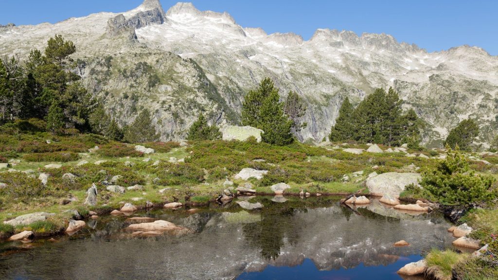 Le Tour fera du Portet son point culminant en 2027. À pied, le col mène à trois lacs
