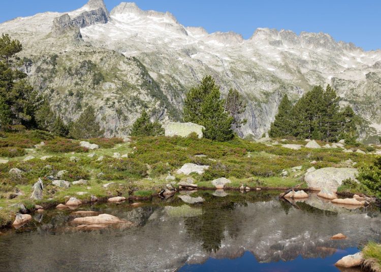 Le Tour fera du Portet son point culminant en 2027. À pied, le col mène à trois lacs